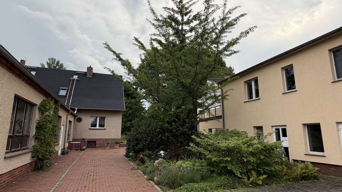 Rechts Nebengebäude mit Garage