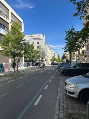 Einfach einziehen & wohlfühlen! 2 Zi.- ETW mit EBK, Loggia & Aufzug zu verkaufen, 10179 Berlin, Etagenwohnung