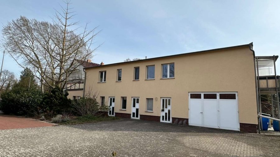 Nebegebäude mit Wohnung